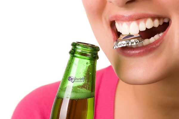 ¿Cómo el consumo de alcohol afecta a nuestra salud bucal?  (Parte 1 de 2)