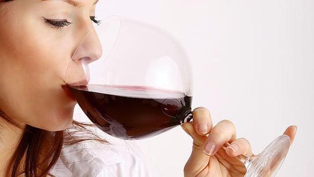 El vino tinto podría prevenir las caries y combatir la enfermedad de las encías.